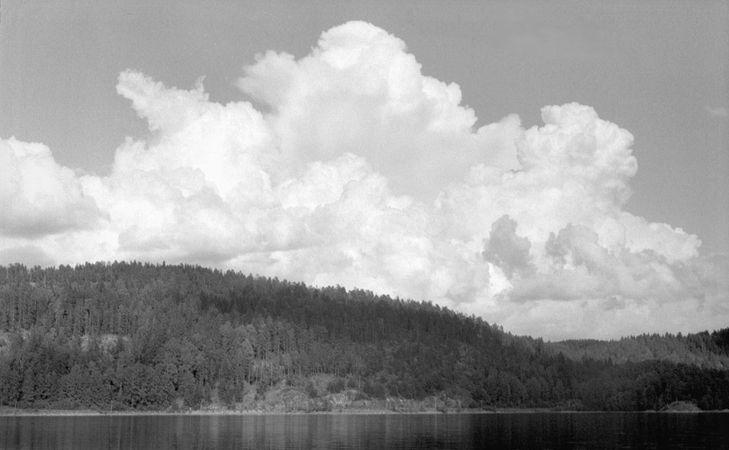 Нагромождения облаков, 1 июня 1986 - 30 августа 1986, Карелия, Сортавальский р-н. Выставка «Карелия. Спокойная красота чистого сердца» с этой фотографией.