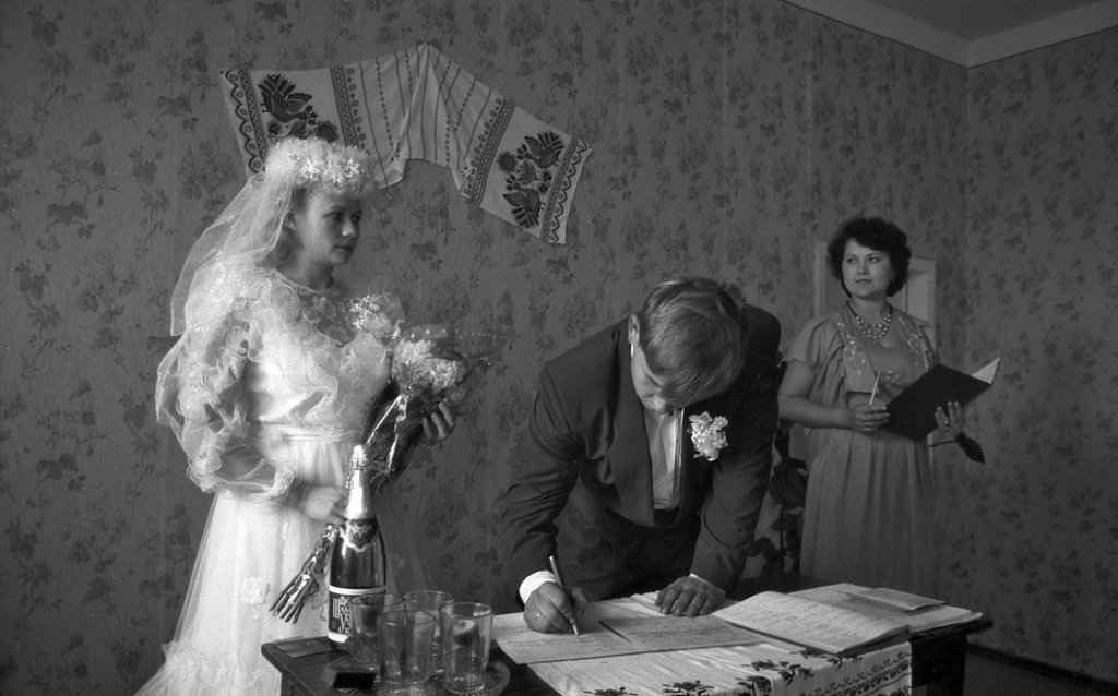 Официальная церемония, сентябрь - октябрь 1993, Донецкая обл., г. Харцызск. Выставка «ЗАГС: торжество любви по-советски» с этой фотографией.&nbsp;