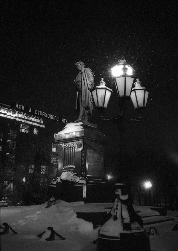 Памятник Пушкину, 1960-е, г. Москва. Выставка «Падал прошлогодний снег» с этой фотографией.