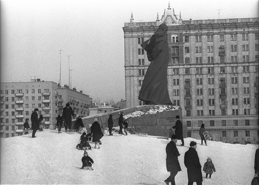 Памятник Тарасу Шевченко, 1960-е, г. Москва. Выставка «15 фотографий катаний на санках» с этим снимком.&nbsp;