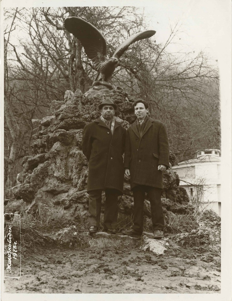 Фото "У скульптуры «Орел, терзающий змею»", 1 февраля 1978 ...
