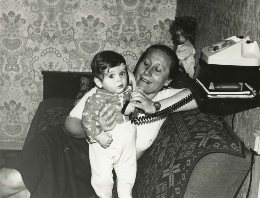 «Алло, малыш», 1983 год, г. Горький. В 1990 году городу было возвращено историческое название Нижний Новгород.Выставка «У меня зазвонил телефон...» с этой фотографией.