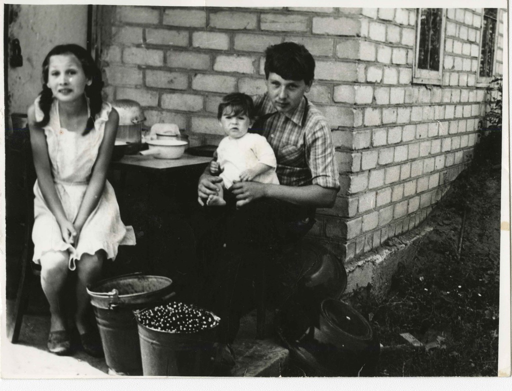 Собрали ягоды, 1983 год, Украинская ССР, Днепропетровская обл.. Выставка «По ягоды» с этой фотографией.