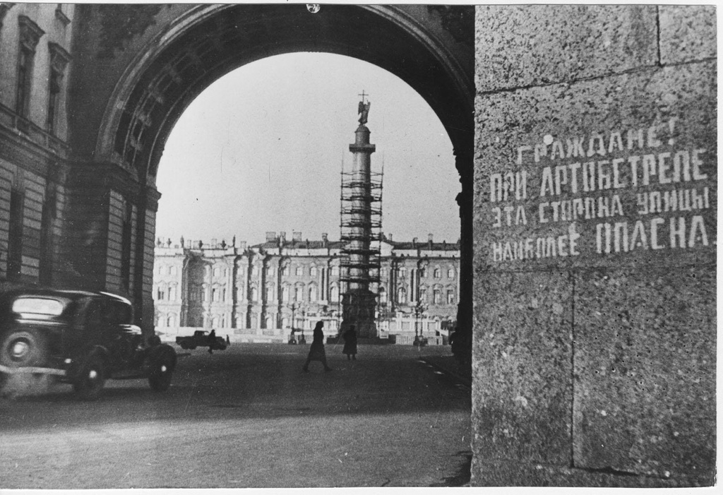 Площадь Урицкого, 1941 - 1945, г. Ленинград. В 1944 году площади вернули историческое название – Дворцовая.Видео&nbsp;«Блокадный Ленинград. "Эстафета жизни"»,&nbsp;«Шостакович и Ленинград. Война и музыка» с этим снимком.