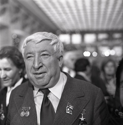Поэт Расул Гамзатов, 1976 год, г. Москва. Выставка «Отличившимся в труде» с этой фотографией.