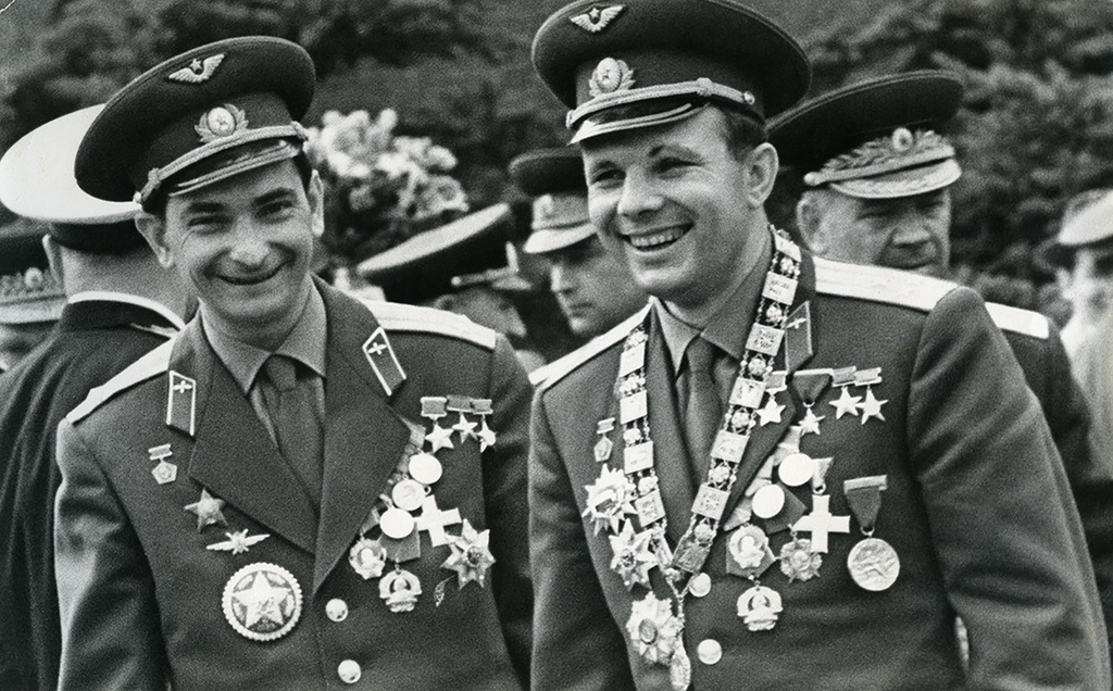 Космонавты Юрий Гагарин и Валерий Быковский, 1 июля 1963 - 31 декабря 1967. Выставка «Два советских ордена» и видео «Быть первым!» с этой фотографией.