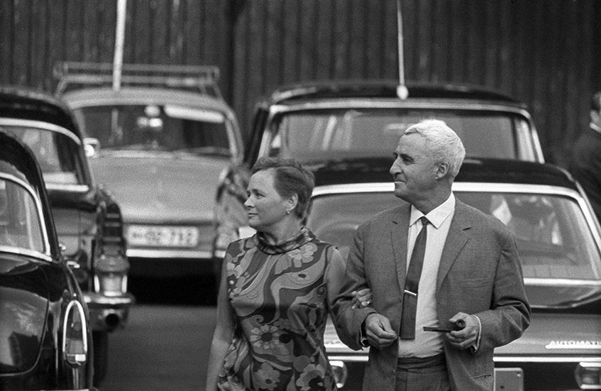 Средь городского шума. Константин Симонов с женой, 1960-е, г. Москва. Видеовыставка «Великие женщины. Жены великих» с этой фотографией.&nbsp;