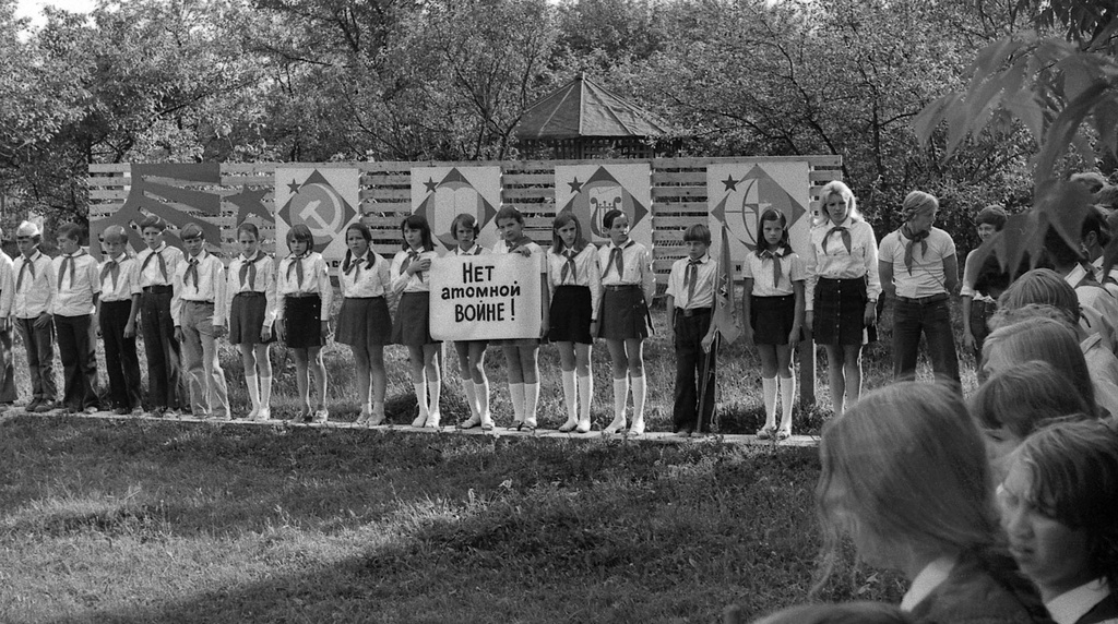 «Нет атомной войне !», июнь - август 1976, Московская обл., Одинцовский р-н, дер. Бутынь. Пионерский лагерь «Романтик» московского завода «Фрезер». Линейка посвященной 31-й годовщине атомной бомбардировки Хиросимы и Нагасаки