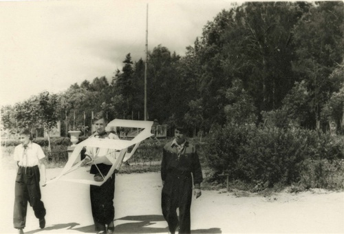 Виктор Разин с воздушным змеем в пионерском лагере, 1948 - 1950