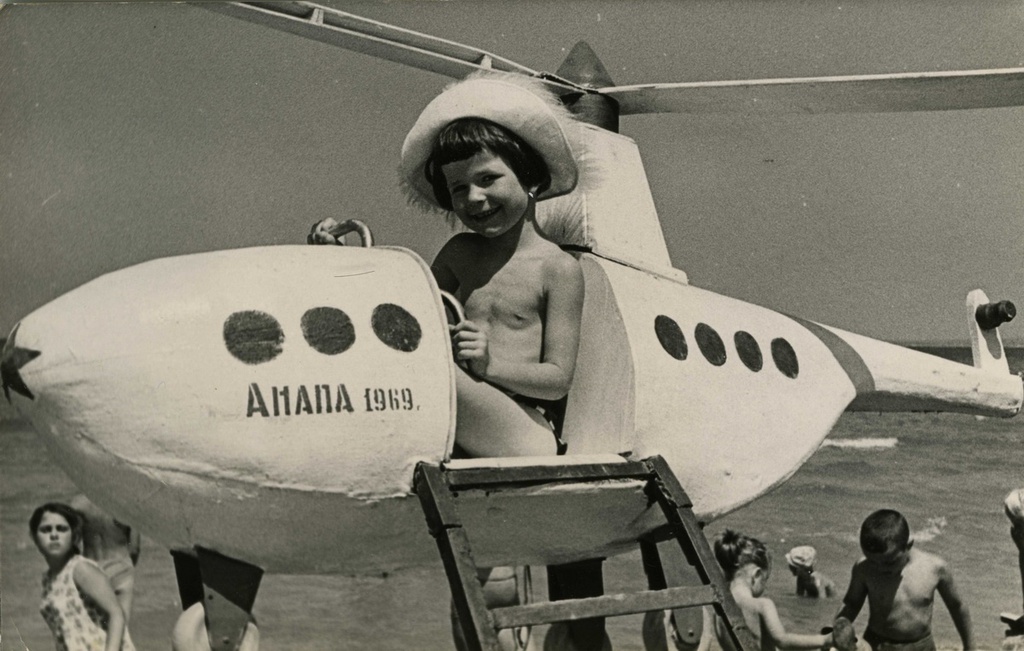 На память об отдыхе в Анапе, июнь - август 1969, г. Анапа. В центре кадра - Оля Разина.Выставка «А я в воду войду» с этой фотографией.&nbsp;