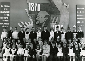 Групповой портрет учеников 2-го «А» класса школы № 677, сентябрь 1970, г. Москва. Выставка «Октябрята» с этой фотографией.