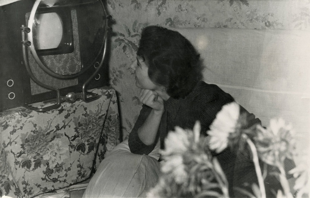 За просмотром телевизора КВН-49, 1950 - 1955. Справа – Тамилла Никифорова.Выставка «"Скованные одной цепью". У телевизора» с этой фотографией.