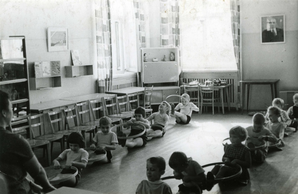 Зарядка в детском саду, 1968 - 1969, г. Москва. Детский сад находился недалеко от Парусного проезда. Предположительно – №4 6 по адресу улица Свободы, дом 51 корпус 4. Первая в левом ряду – Оля Разина.