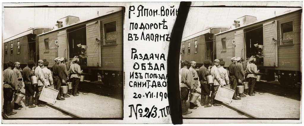 По дороге в Лаоян. Раздача обеда из санитарного поезда Дворянского отряда, 20 июля 1904, Маньчжурия. Русско-японская война 1904–1905 годов.