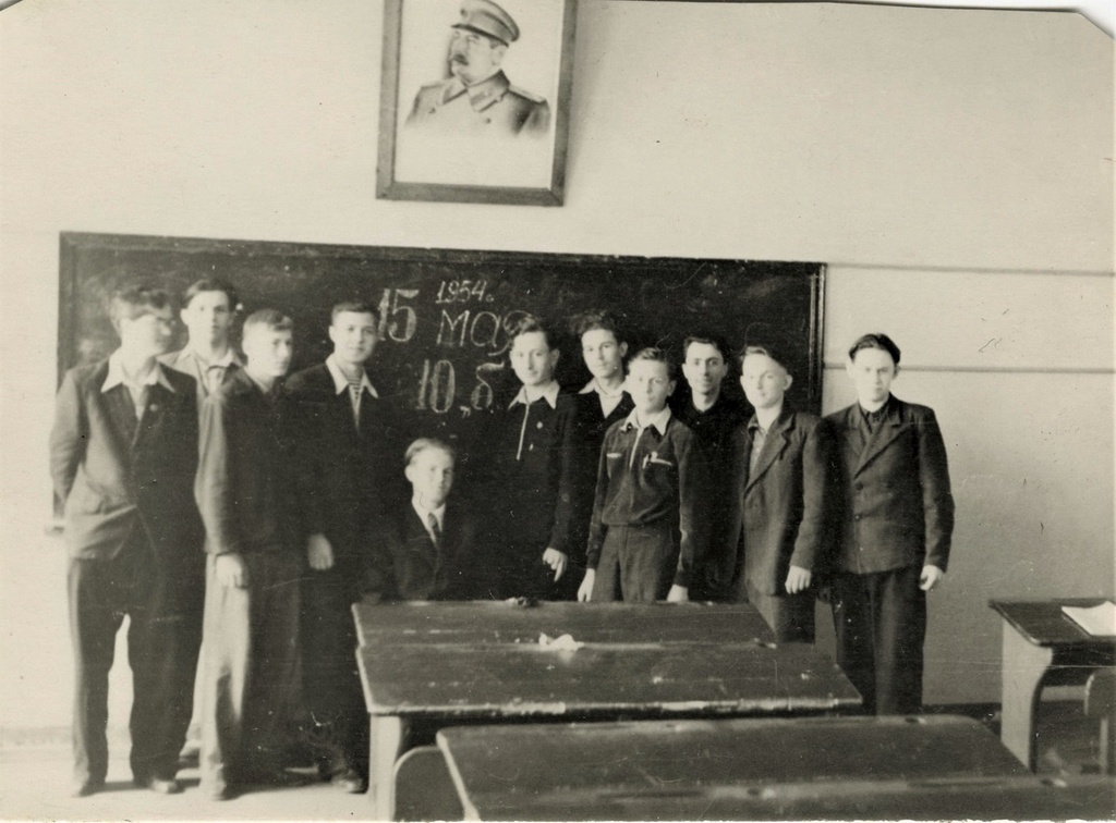 Выпускники 10 "Б" класса 201-й школы имени Зои Космодемьянской, 15 мая 1954, г. Москва. Среди выпускников, 6-й справа - Виктор Разин.