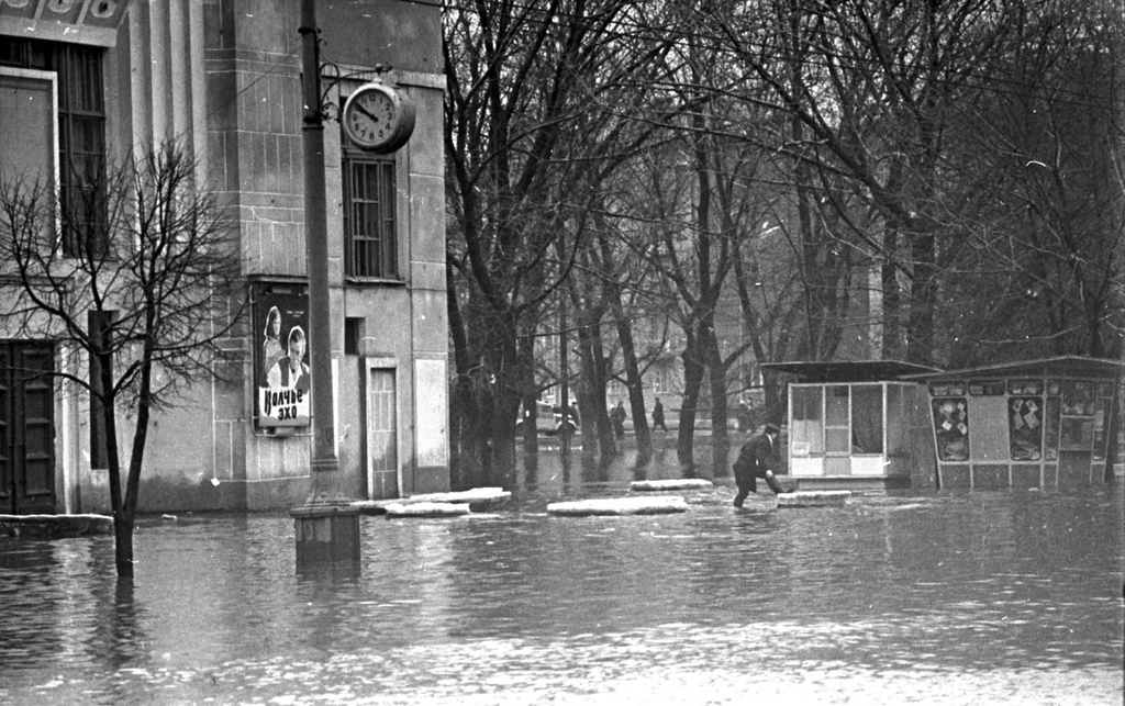 Наводнение в городе Орел, 2 - 29 апреля 1970, г. Орел. У кинотеатра «Родина».Выставка «Без фильтров–2. Любительская фотография 70-х» с этой фотографией.
