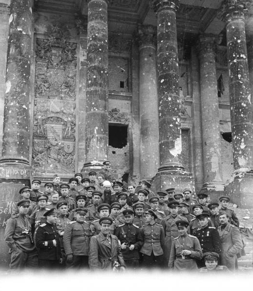Группа советских военных и корреспондентов на фоне Рейхстага, 1945 год, Германия, г. Берлин