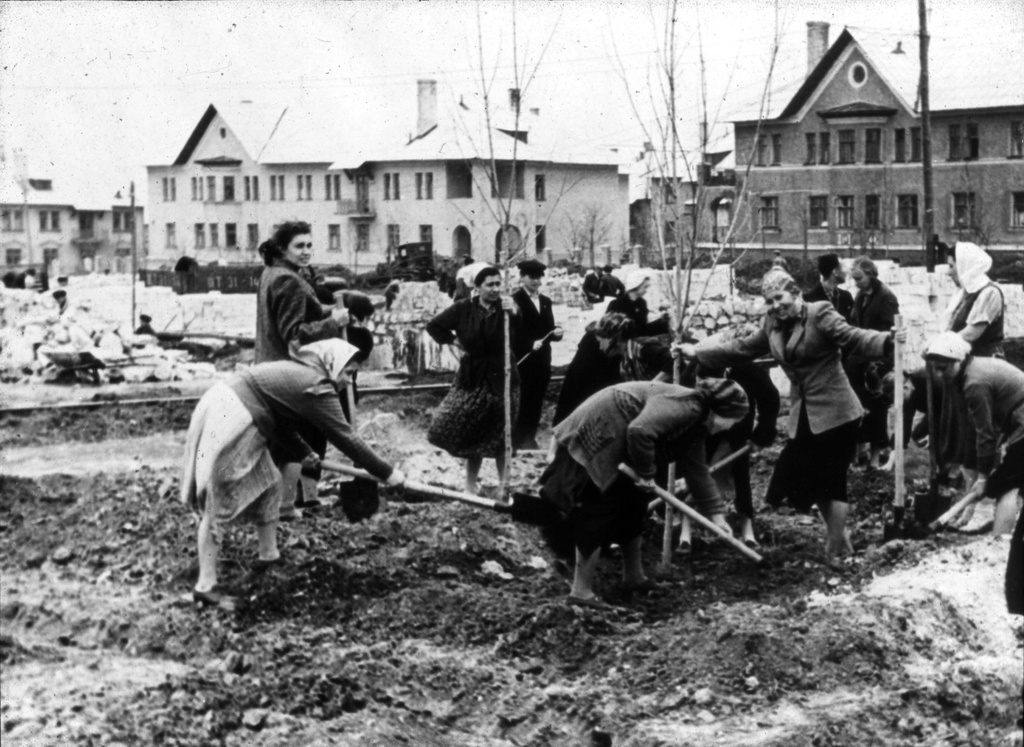 Женщины, сажающие деревья, 16 апреля 1956 - 14 мая 1956, Украинская ССР, Запорожская обл., г. Запорожье. Фотография сделана британской делегацией, побывавшей в СССР в 1956 году.Выставка «Английские энергетики в Советском Союзе» с этим снимком.