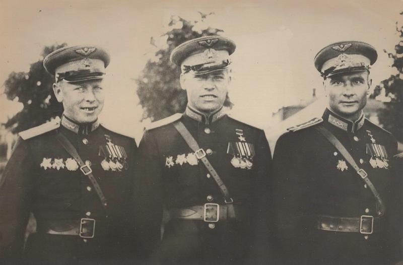Три героя, 1945 год