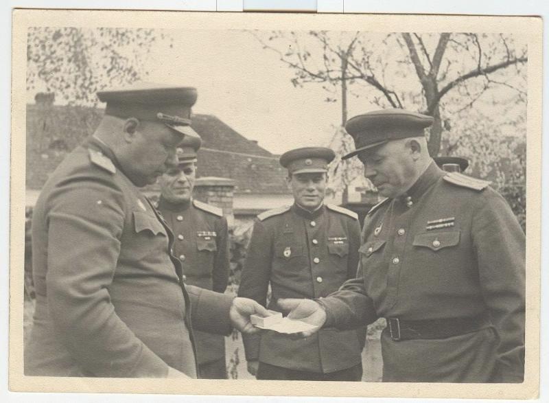 Вручение наград, 1945 год. Награды вручает Герой Советского Союза генерал-полковник Михаил Шумилов.