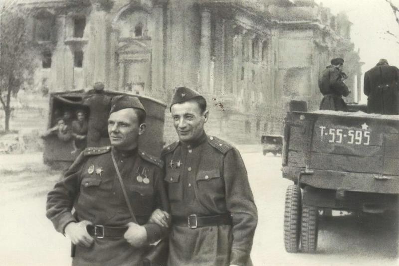 Поэт Михаил Светлов на фронте, 1945 год, Германия, г. Берлин. Слева – военный корреспондент Иван Нарциссов.