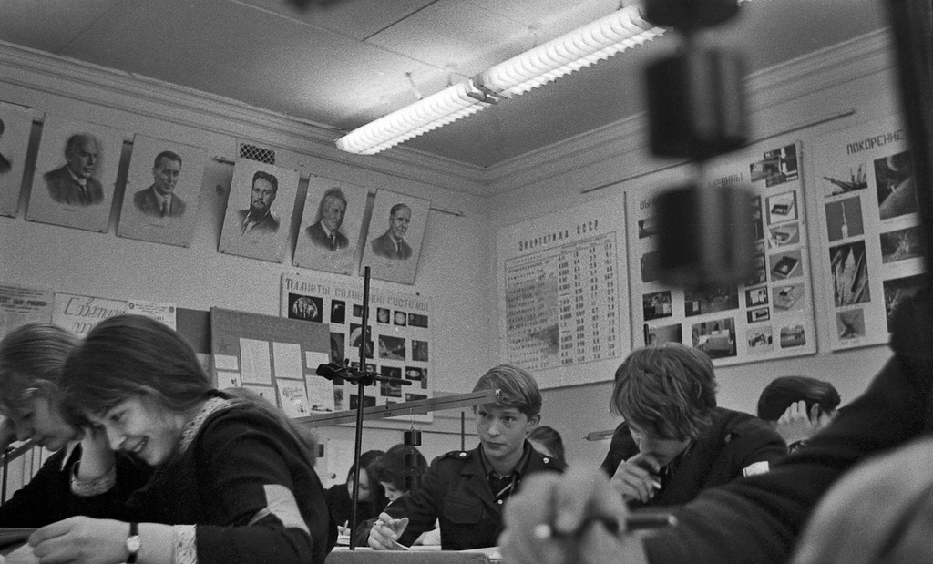 Лабораторная работа по физике, апрель - май 1976, г. Москва. Средняя школа № 453 Волгоградского района города Москвы.Выставка «На уроках» с этой фотографией.&nbsp;