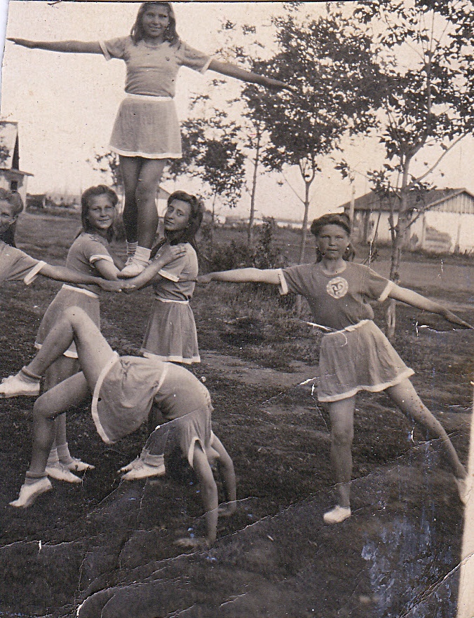 Строительное училище, август 1948, г. Куйбышев. Мама справа. Фото из ее альбома.Выставка «Мамин фотоальбом» с этой фотографией.