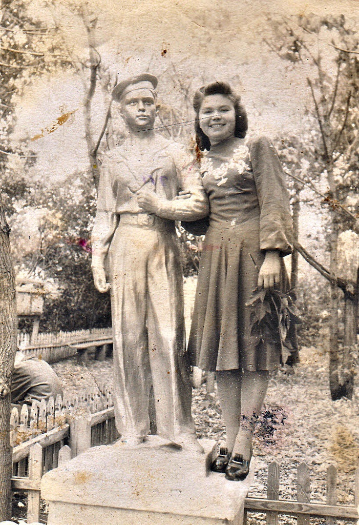 «Маме 20 лет», 6 ноября 1952, Куйбышевская обл., г. Чапаевск. Выставка «Мамин фотоальбом» с этой фотографией.