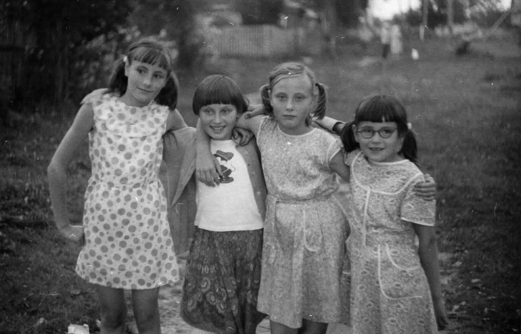 Девочки-подружки, 1978 - 1980, Калининская обл., дер. Берниково. Выставка «Немного из жизни одной деревни» с этой фотографией.&nbsp;