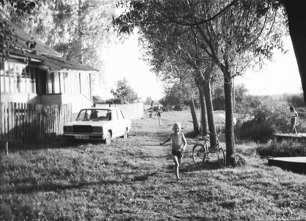 Бегом купаться, 1987 - 1988, Калининская обл., дер. Берниково. Выставки&nbsp;«Немного из жизни одной деревни» и «Окно в деревню» с этой фотографией.