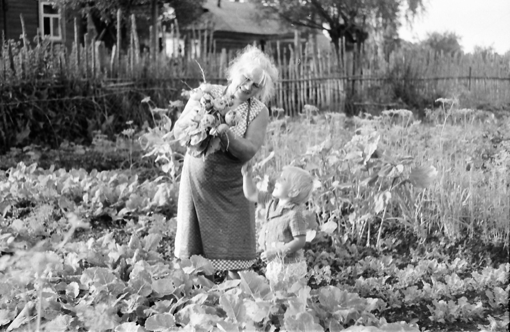 Урожай с огорода, 1987 - 1988, Калининская обл., дер. Берниково. Выставки&nbsp;«Немного из жизни одной деревни»,&nbsp;«Бабушки, дедушки и внуки» и «Окно в деревню» с этой фотографией.