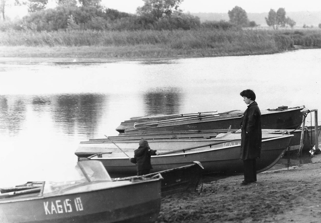Возле лодок на берегу, 1983 - 1984, Калининская обл., дер. Берниково. Выставка «Немного из жизни одной деревни» с этой фотографией.&nbsp;