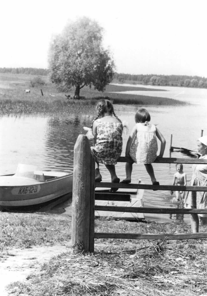 На берегу реки, 1975 - 1978, Калининская обл., дер. Берниково. Выставка «Немного из жизни одной деревни» с этой фотографией.&nbsp;