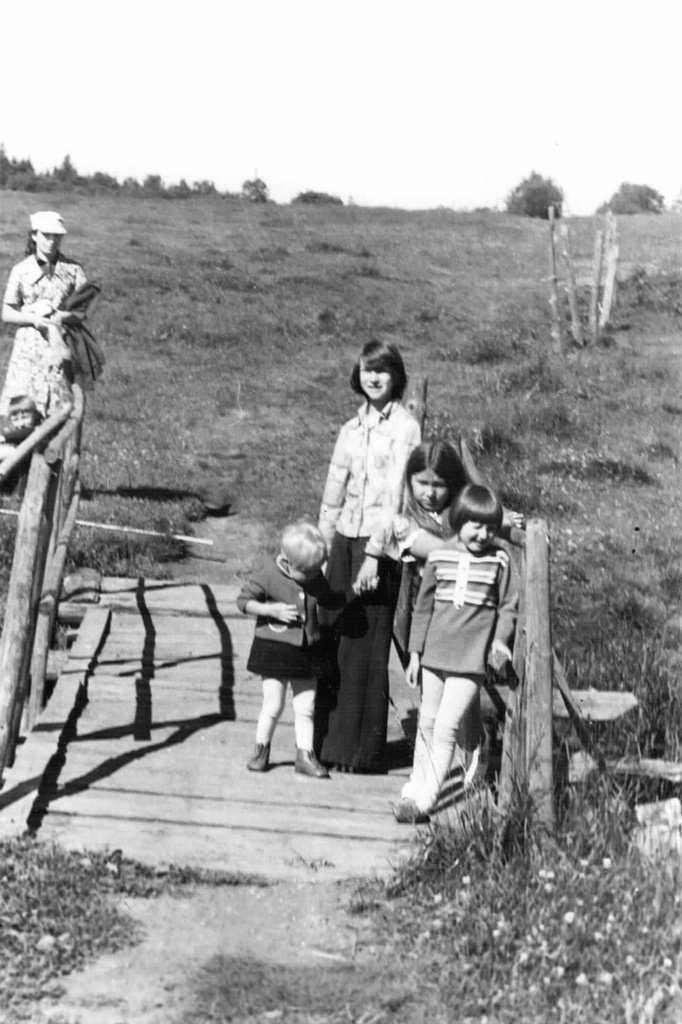 Мостик через речку, 1978 - 1980, Калининская обл., дер. Берниково. Выставка «Немного из жизни одной деревни» с этой фотографией.&nbsp;