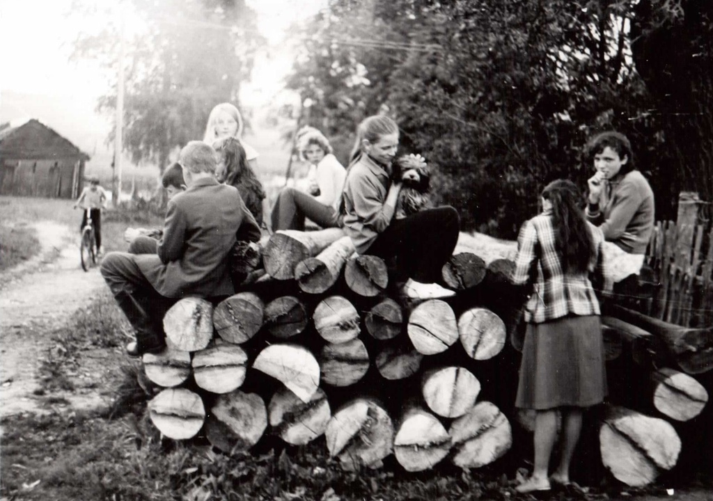 Отдых на бревнах, 1970 - 1975, Калининская обл., дер. Берниково. Выставка «Немного из жизни одной деревни» с этой фотографией.&nbsp;