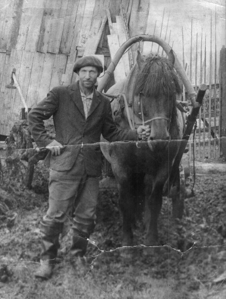 Во дворе с лошадью, 1975 - 1978, Калининская об., дер. Берниково. Выставка «Немного из жизни одной деревни» с этой фотографией.&nbsp;