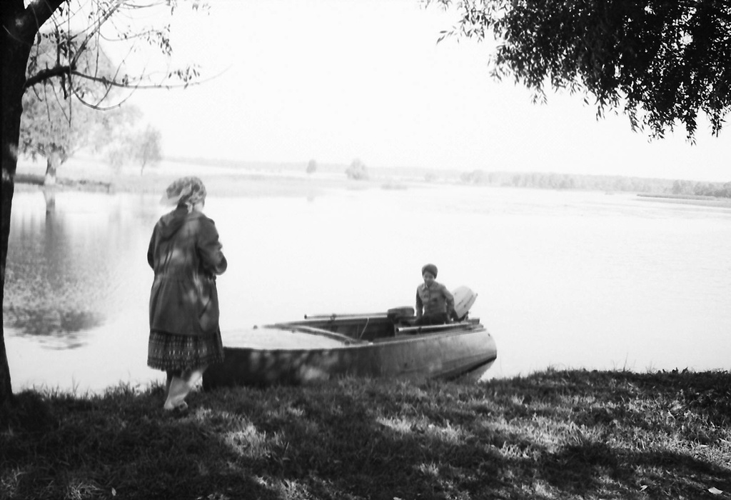 На моторной лодке, 1987 - 1988, Калининская обл., дер. Берниково. Выставка «Немного из жизни одной деревни» с этой фотографией.&nbsp;