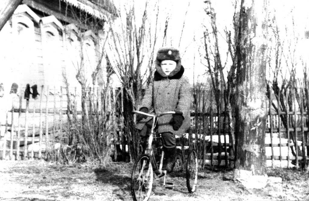 Мальчик на трехколесном велосипеде, 1984 - 1985, Калининская обл., дер. Берниково. Выставка «Немного из жизни одной деревни» с этой фотографией.&nbsp;