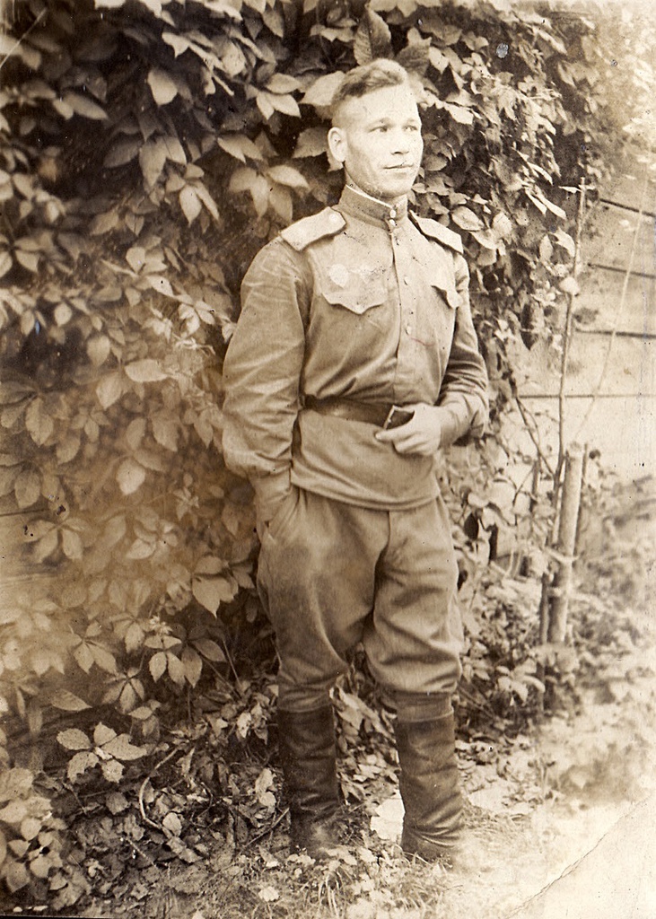 Валентин Тимофеев, август - декабрь 1945, г. Бузулук. Выставка «Мамин фотоальбом» с этой фотографией.
