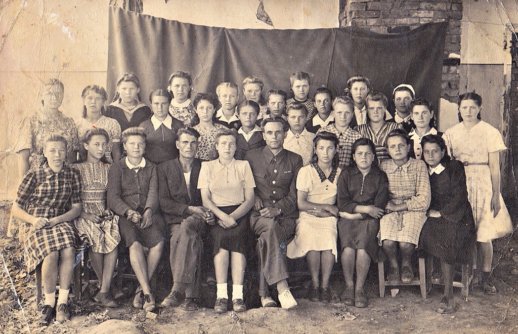 В училище, 1950 год, г. Самара. Мамуля в первом ряду третья справа. 18 лет.Выставка «Мамин фотоальбом» с этой фотографией.