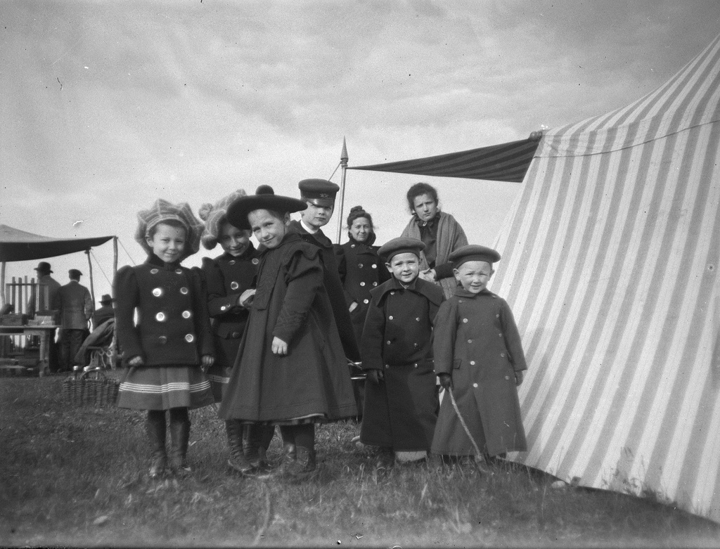 Дети на стрельбах в Химках, 30 мая 1899, Московская губ., пос. Химкинская станция (станция Николаевской железной дороги). 