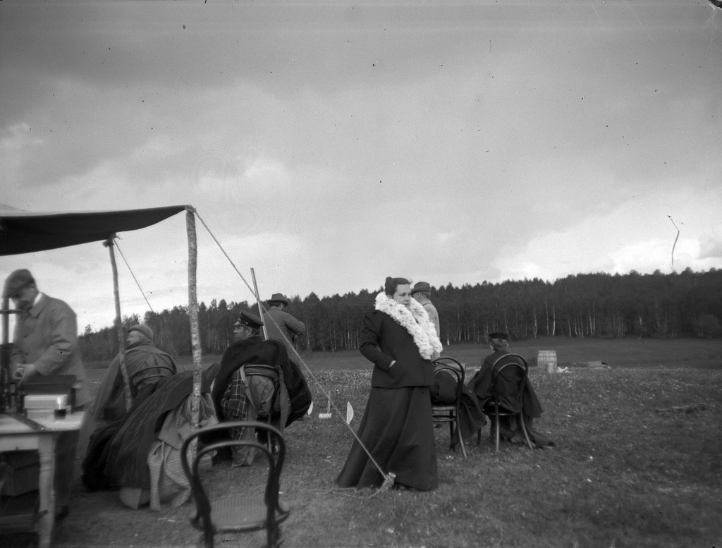Фото \"Стрельбы в Химках. Е. Г. Болдырева и зрители на стрельбах\", 30 ...