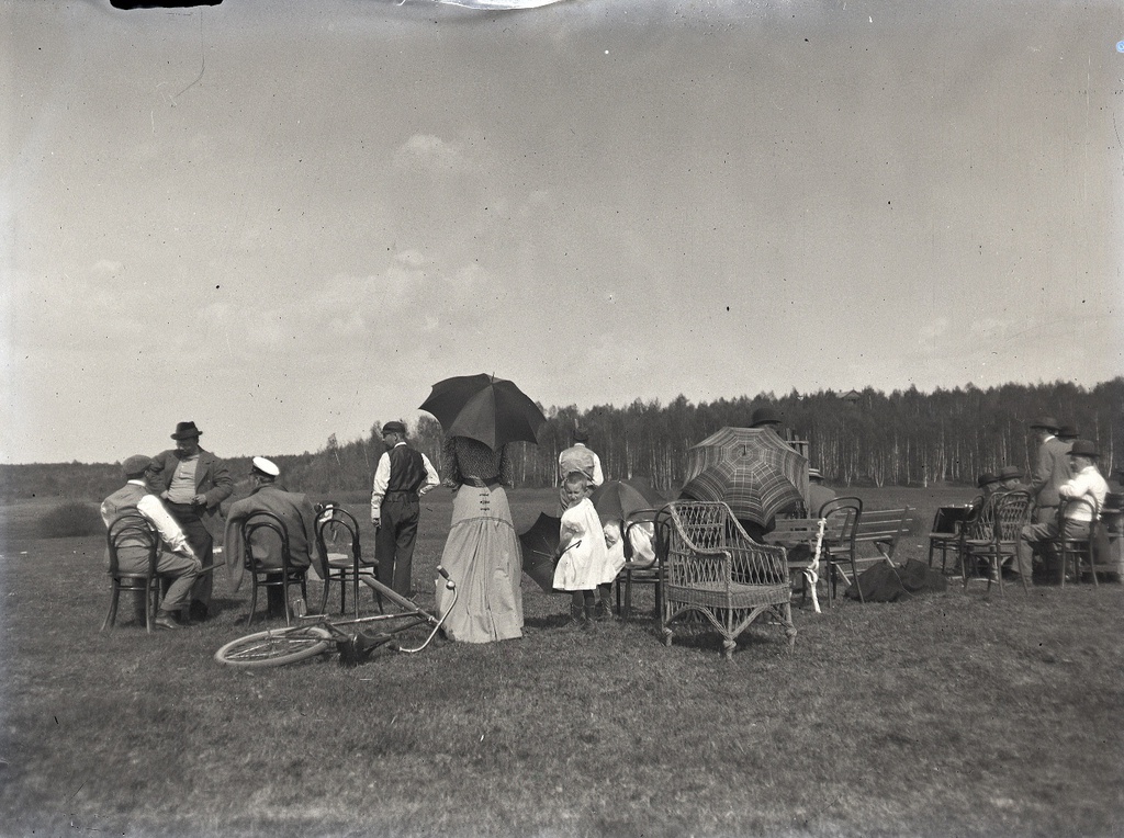 Зрители на соревнованиях по стрельбе, 1899 год, Московская губ., пос. Химкинская станция (станция Николаевской железной дороги). 