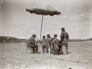Стрельбы в Киреево. Мужчины у столика секретаря, 14 июня 1898, Московская губ., усадьба Киреево. Киреево – несохранившаяся подмосковная усадьба семьи Мамонтовых в районе Химок.