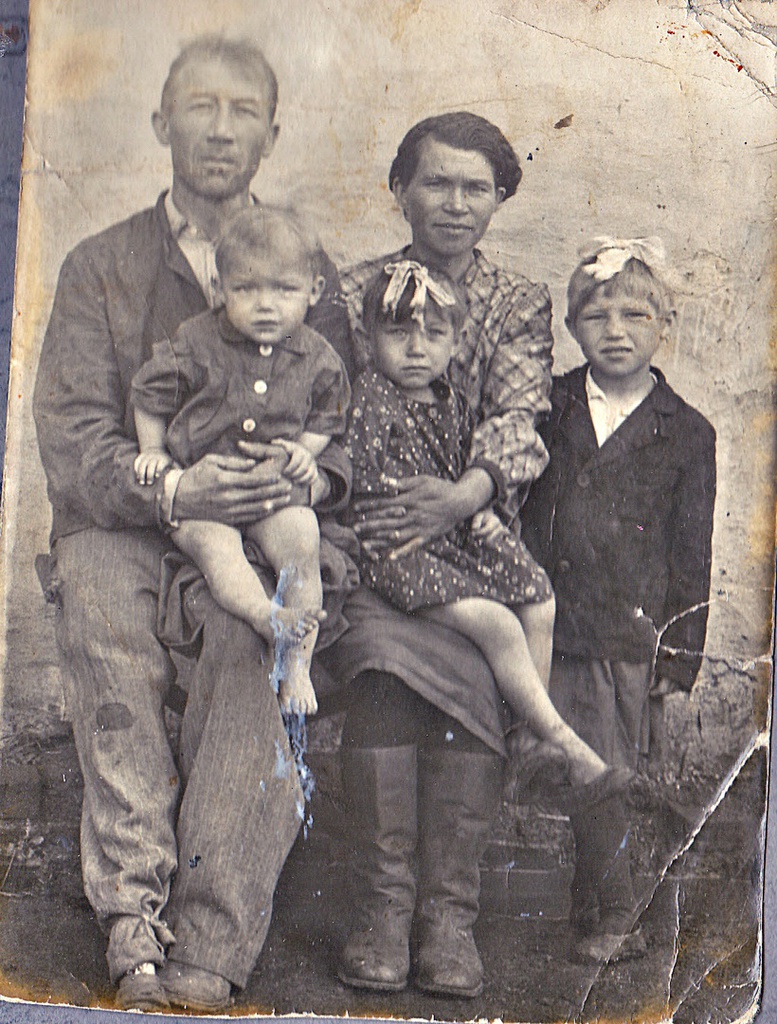 Семейный портрет, 1945 год, с. Среднее Аверкино. Выставка «Мамин фотоальбом» с этой фотографией.