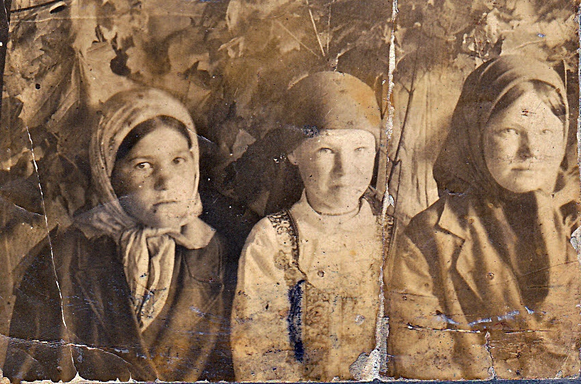 Девочки, 1942 год, с. Среднее Аверкино. Справа первая – моя мама Лиза. Ей 10 лет.Выставка «Мамин фотоальбом» с этой фотографией.