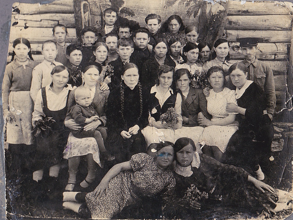 Школьное фото, 1946 год, с. Среднее Аверкино. Выставка «Мамин фотоальбом» с этой фотографией.