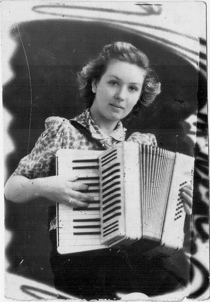 Фото из архива самочкин валентин Фото "Аккордеонистка", 7 июля 1944, г. Краснодар - История России в фотографиях