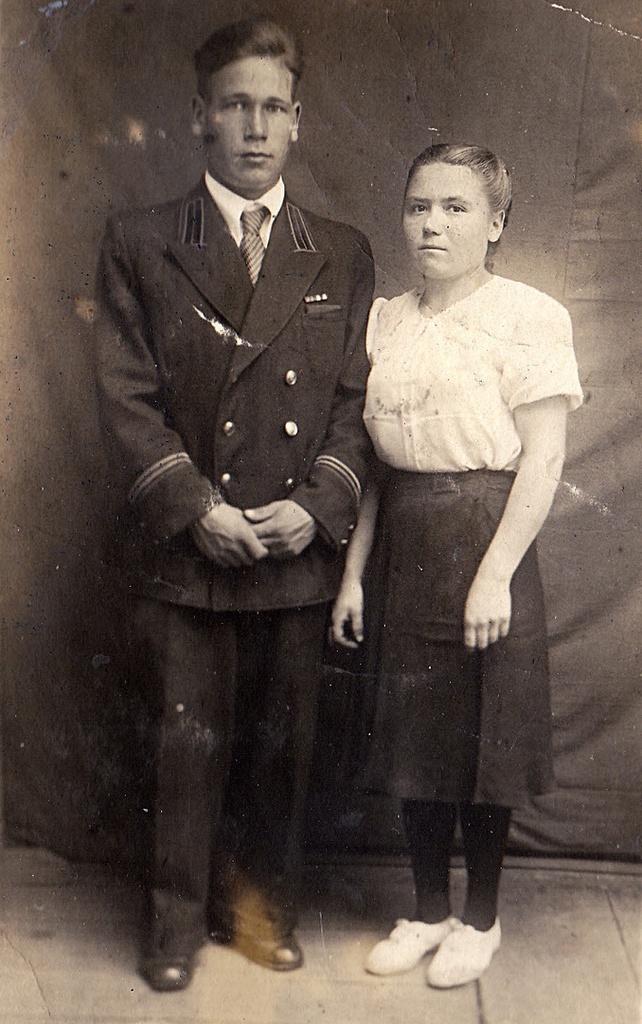 Валентин Тимофеев с женой Верой, 1948 год, г. Бузулук. Сестра мамы тетя Вера  с мужем.&nbsp;Выставка «Мамин фотоальбом» с этой фотографией.