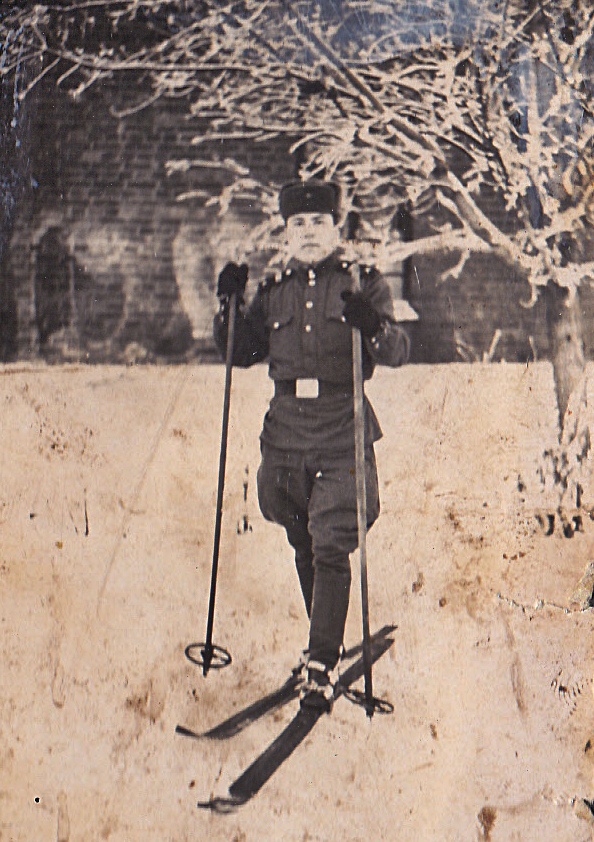 Солдат на лыжах, 1956 год, г. Куйбышев. Ныне Самара.Выставка «Мамин фотоальбом» с этой фотографией.